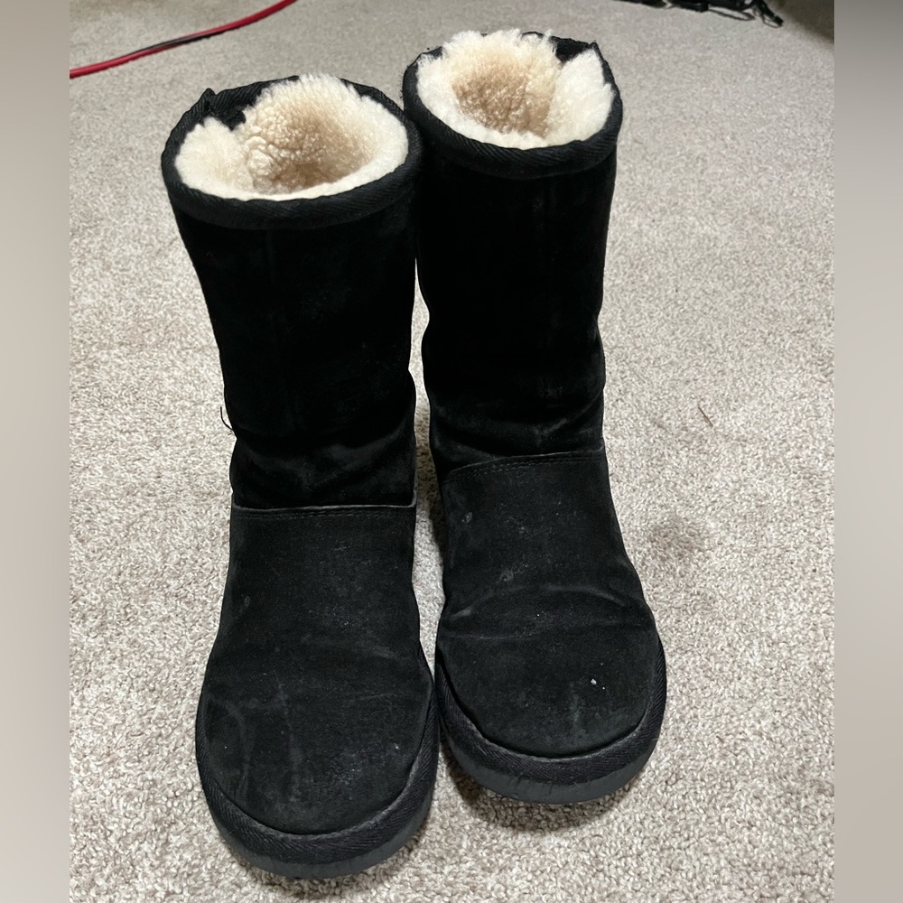 Vintage early 2000 Uggs. One owner. In good preowned condition.
